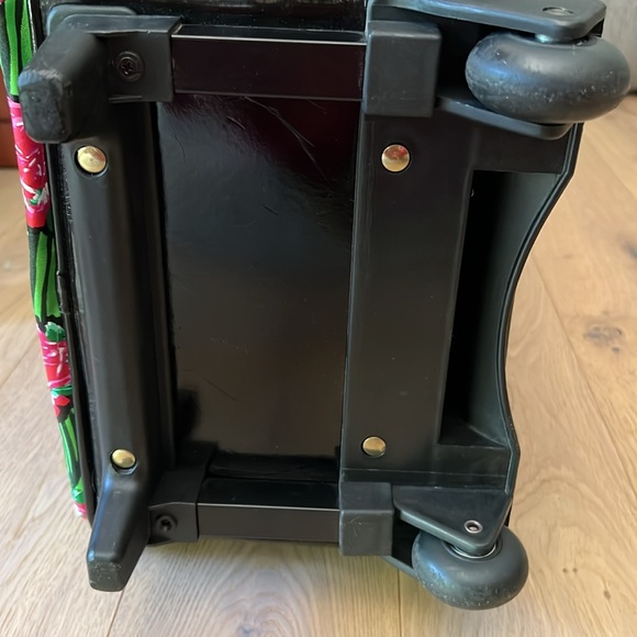 Fun Fun Betseyville Floral Rolling Suitcase - Picture 11 of 16